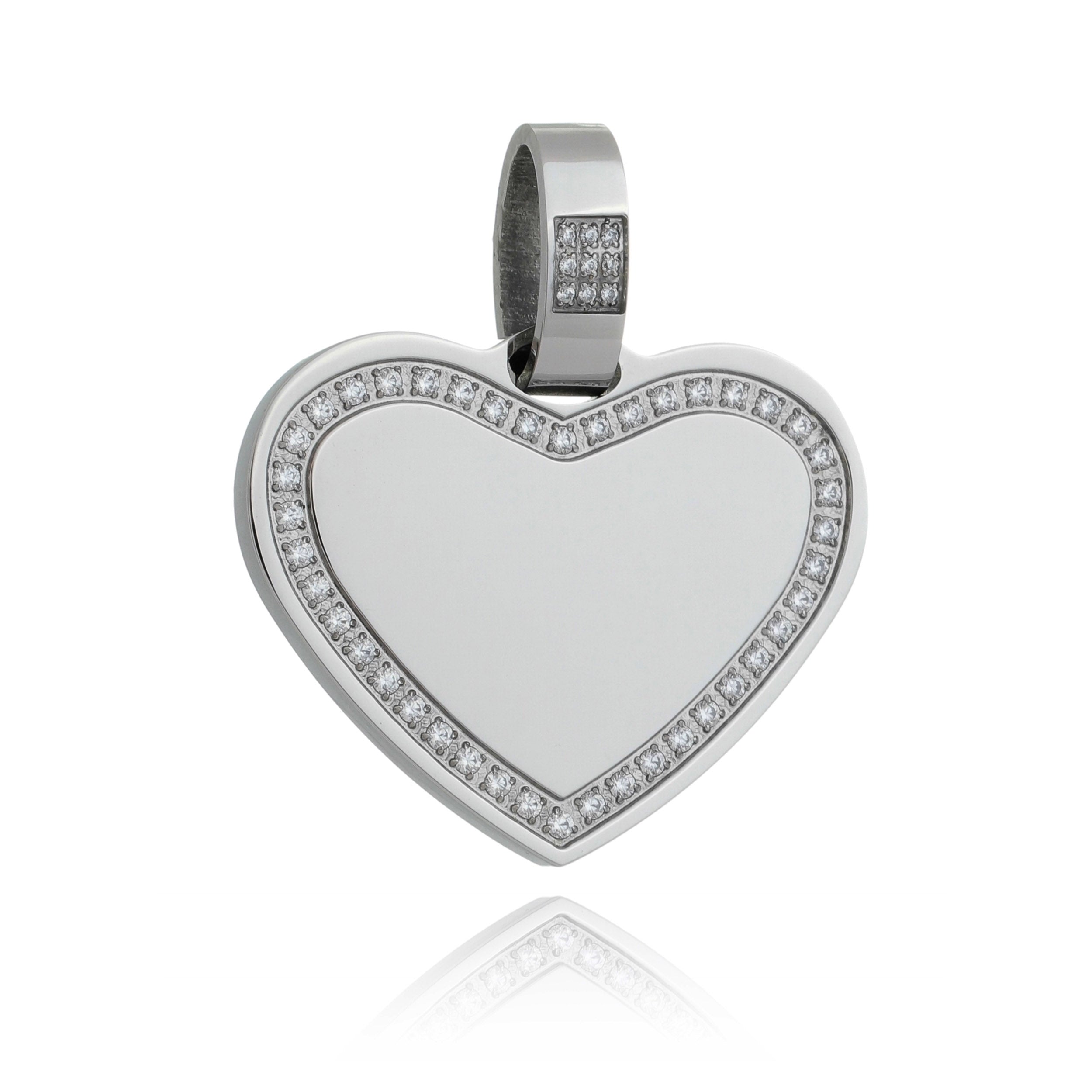 Colgante en forma de corazón con fotograbado y bordes con circonia.